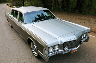 Illustration for article titled Create Your Own Motorcade with this Presidential Limo and Parade Car